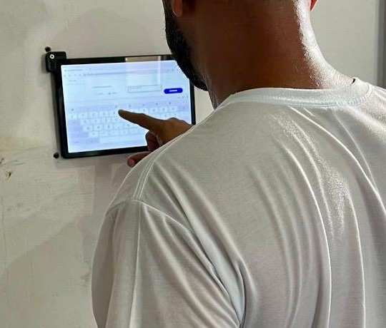 Área suja, Nova Era Lavanderia. Foto real.